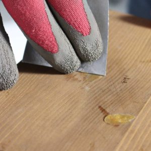 Rebouchez à l'aide de pâte à bois