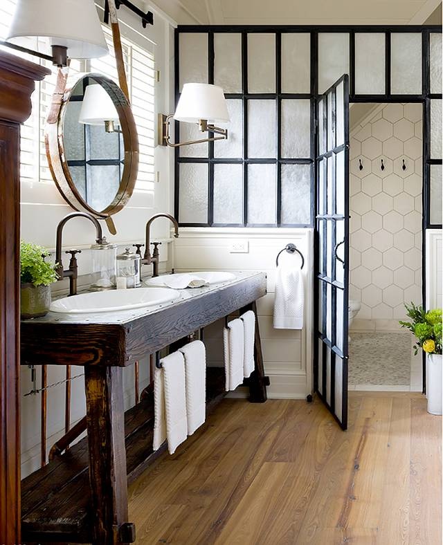 Salle de bains avec meuble en bois et miroir 