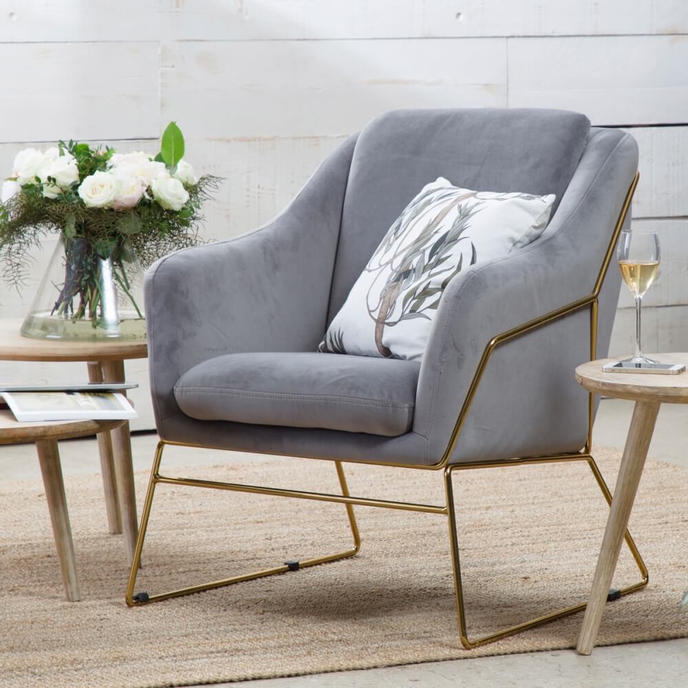 fauteuil confortable en velours dans un salon scandinave