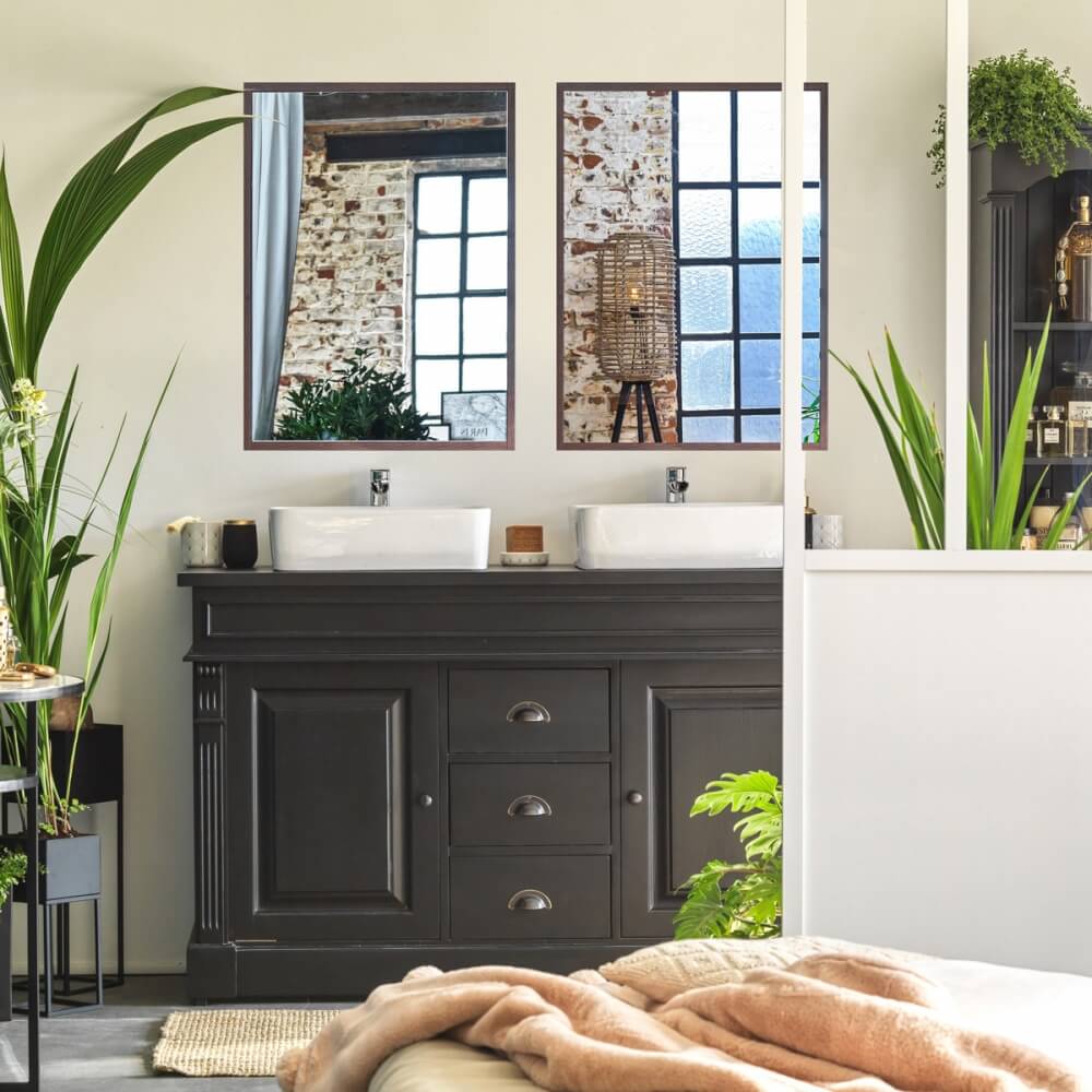 Salle de bain avec miroirs en bois foncé