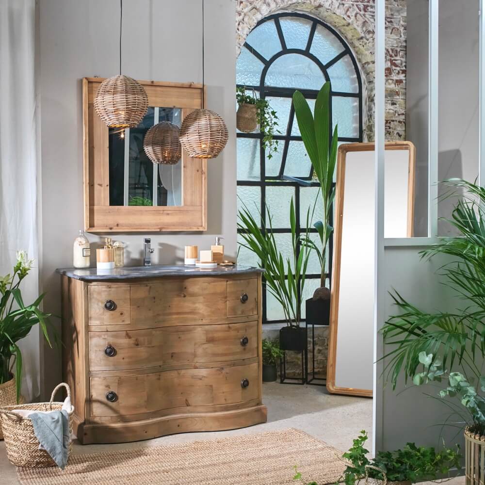 salle de bain bois clair avec accumulation de plantes vertes