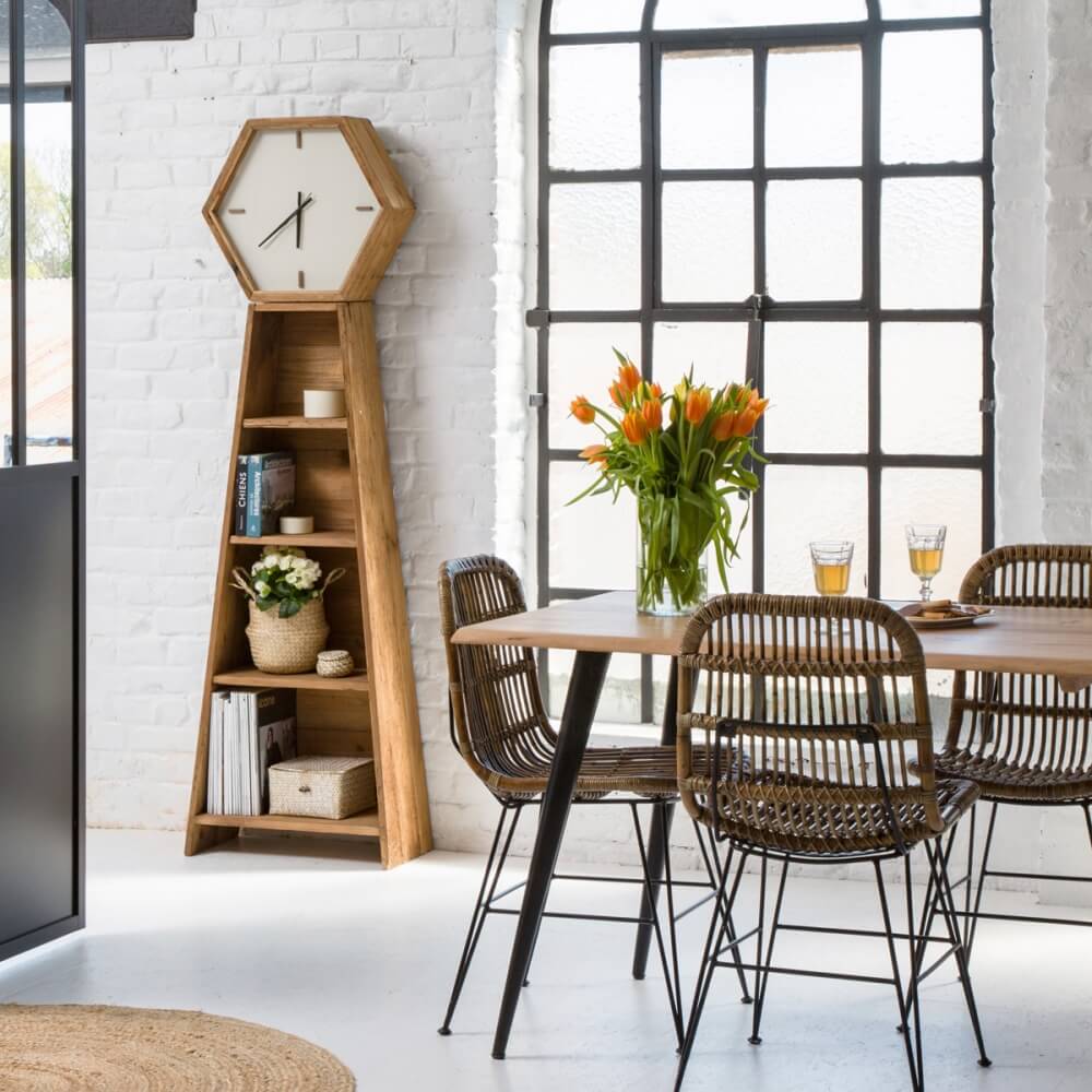 Horloge à la fois moderne et authentique grâce à ses nombreux espaces de rangements