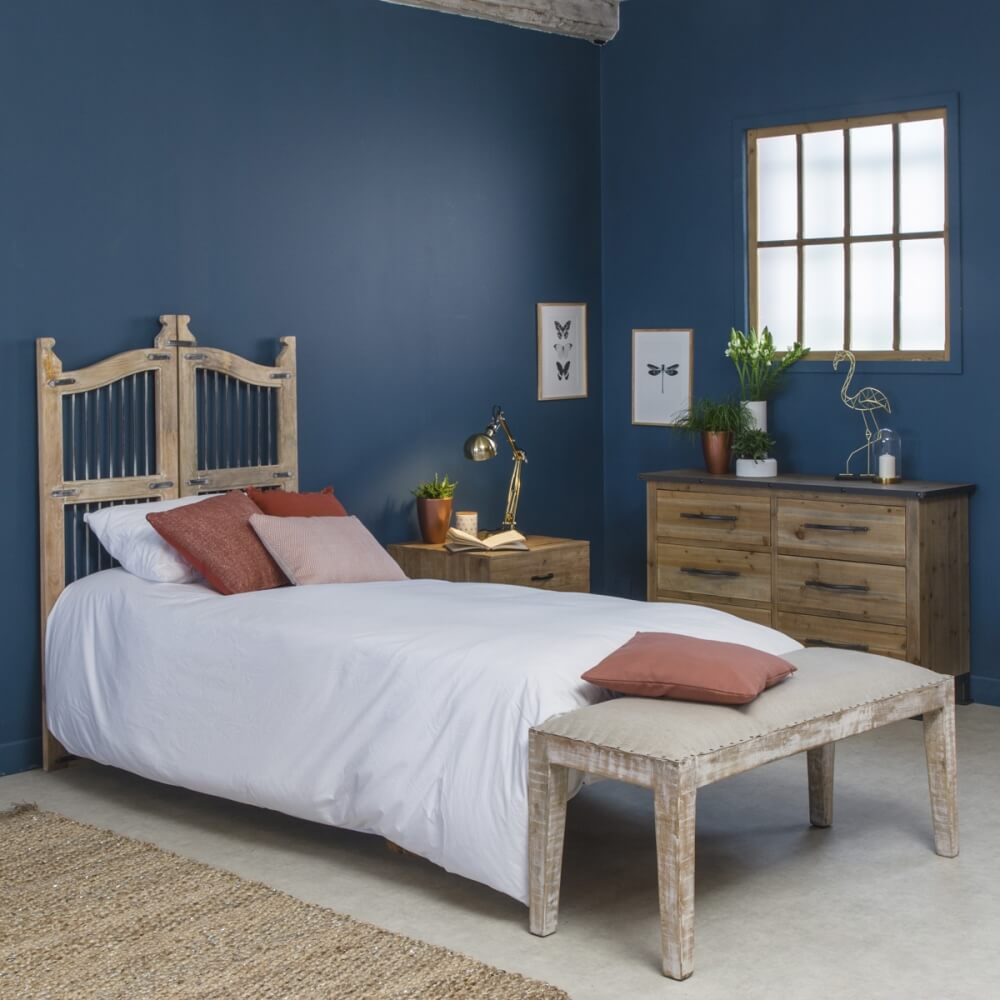 Banc en manguier blanchi avec assise rembourrée pour une déco chic et tendance