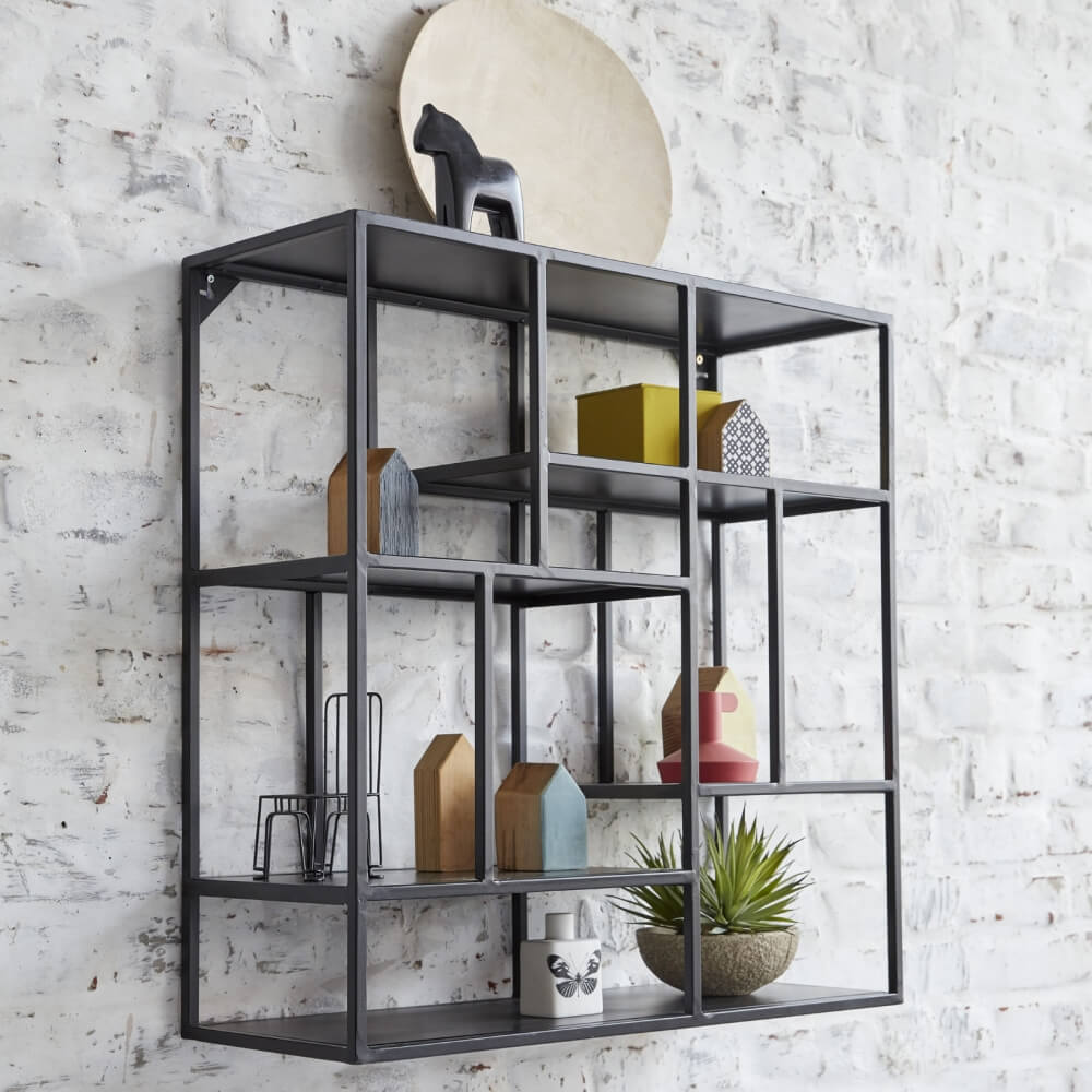Étagère asymétrique en métal noir très design avec de nombreux rangements
