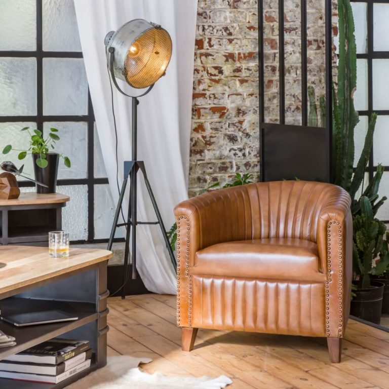 fauteuil en cuir dans une ambiance industrielle