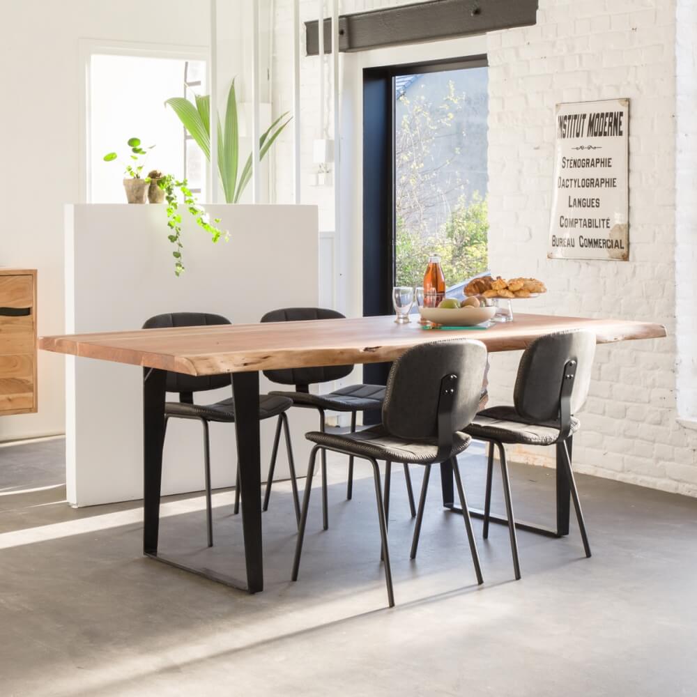 Table à manger en bois massif avec piétement en métal style industriel