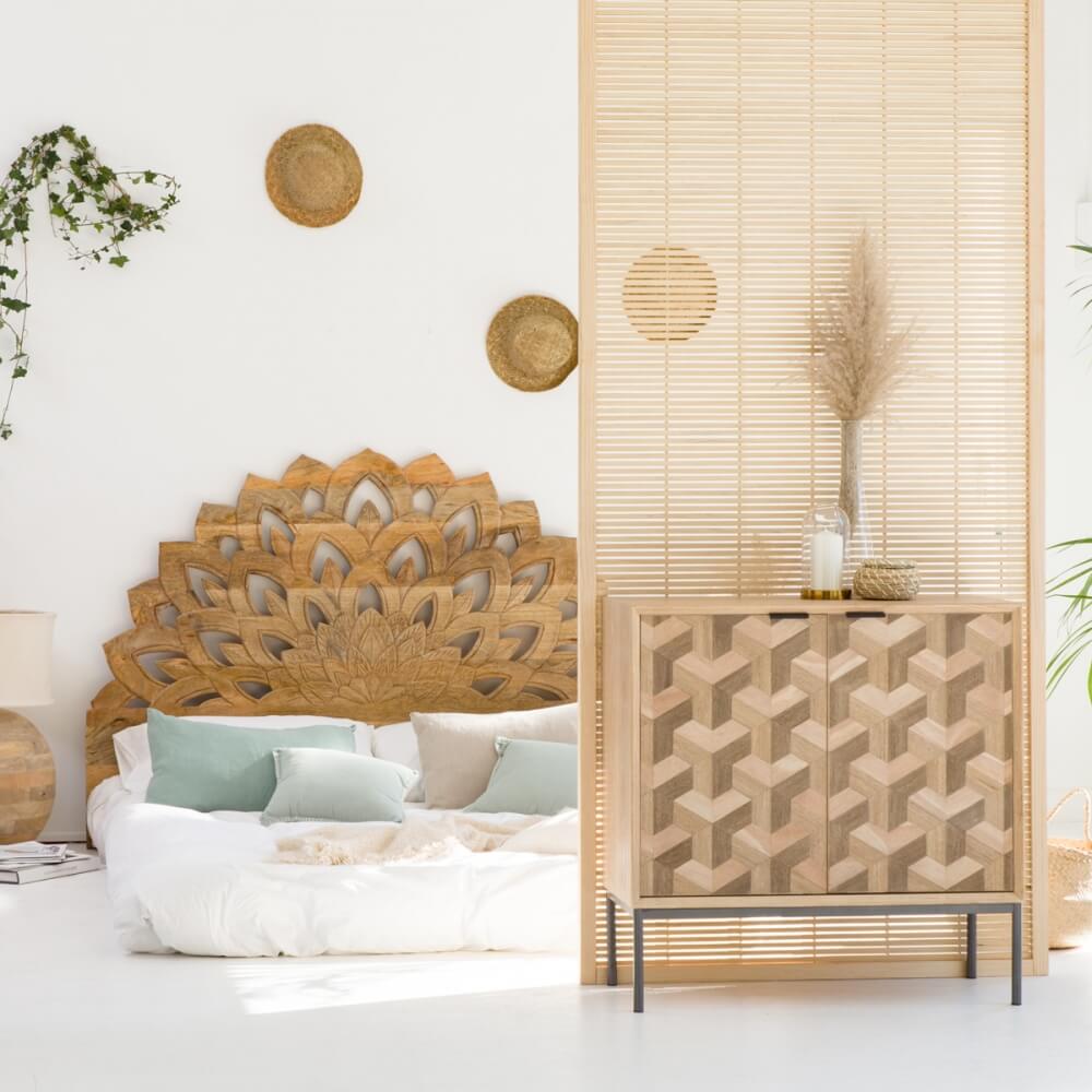 Tête de lit en bois sculptée en forme de lotus pour une ambiance zen et décontractée