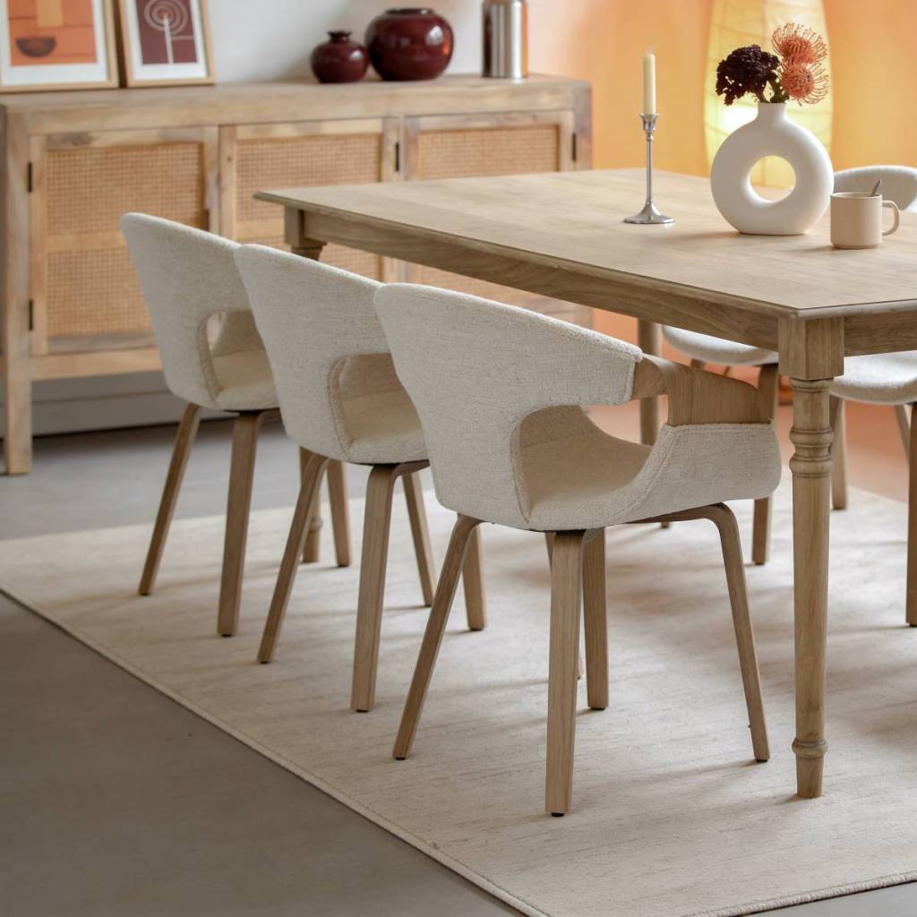 une salle a manger dans le style scandinave